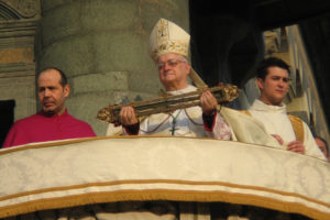 coinvolgente immagine della ostensione della sacra cintola