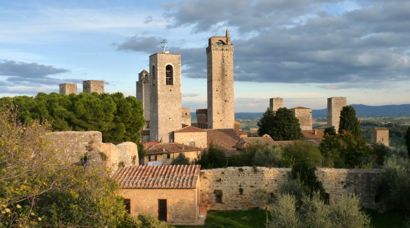 suggestivo panorama al tramonto di san gimignano