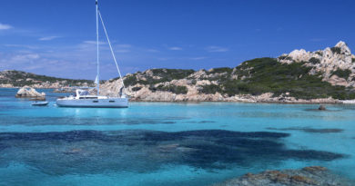 bellissima spiaggia in sardegna di giorno con un meraviglioso mare cristallino