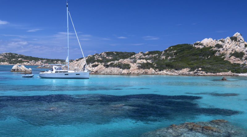 bellissima spiaggia in sardegna di giorno con un meraviglioso mare cristallino