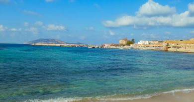 bellissima spiaggia di favignana con acqua cristallina