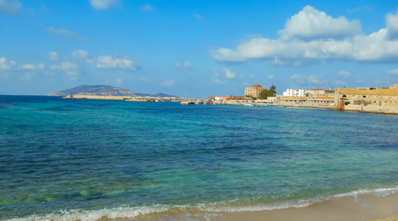 bellissima spiaggia di favignana con acqua cristallina