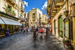 bellissima via principale di taormina in pieno giorno