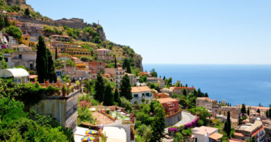 panorama di taormina in una splendida giornata di sole