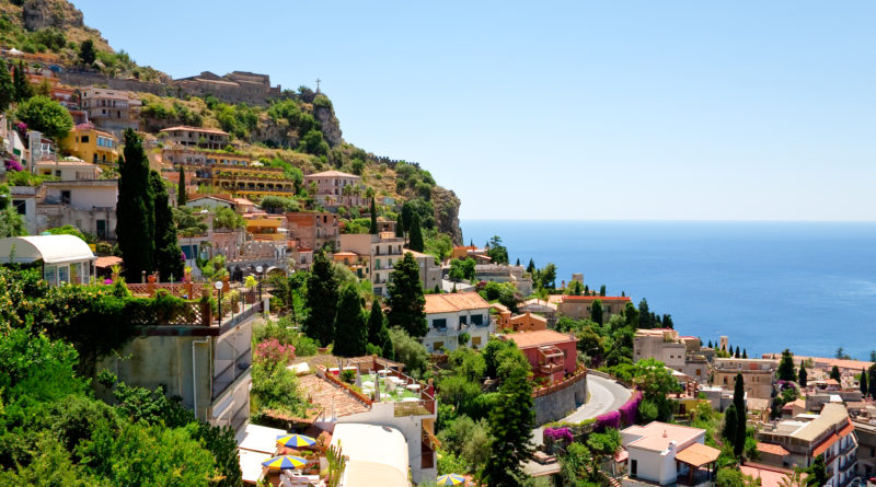 panorama di taormina in una splendida giornata di sole