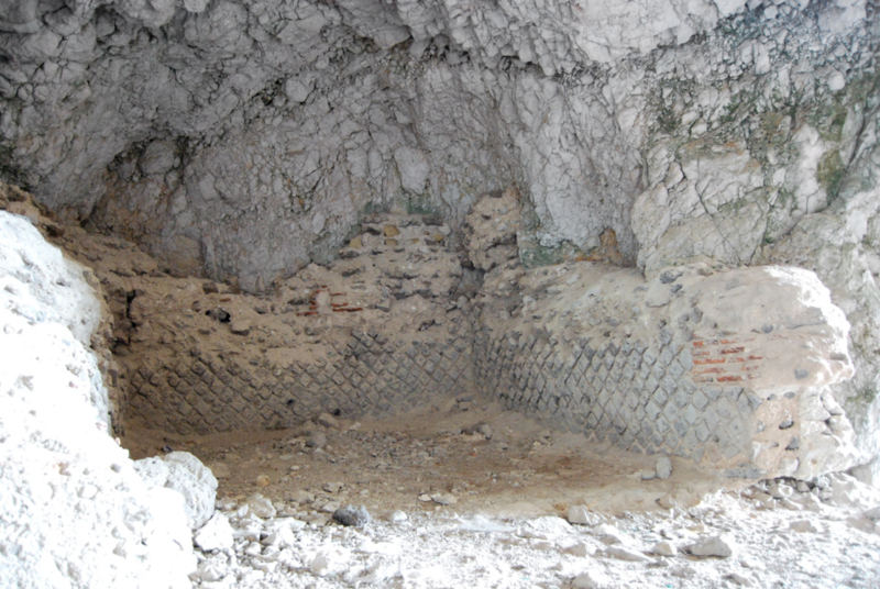 I tesori della Grotta dell'Arsenale a Capri mura romane