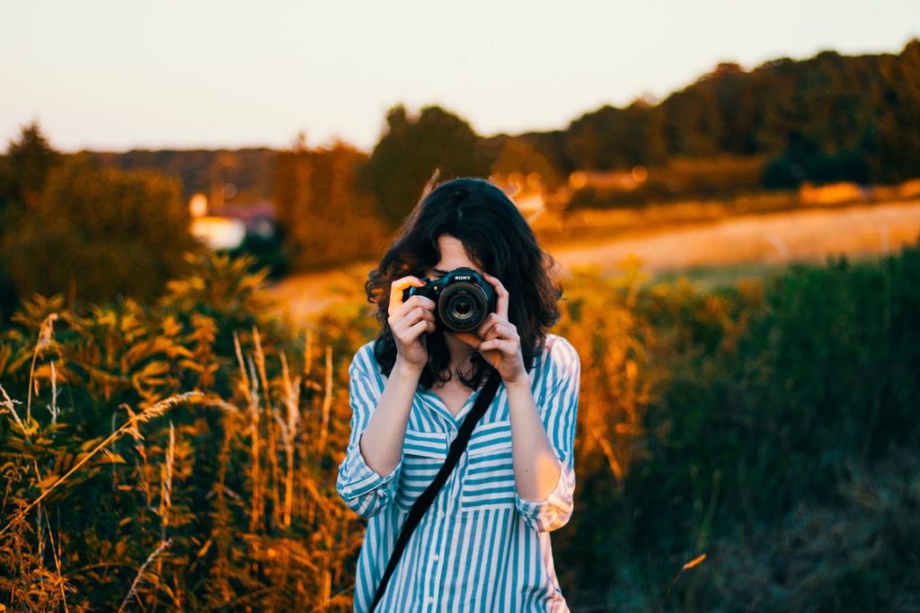 Ragazza in viaggio da sola