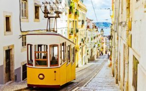Tram 28 per le strade di Lisbona