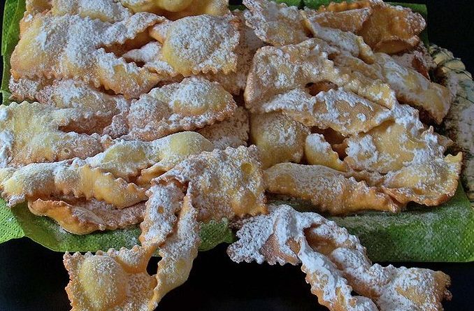 Chiacchiere, tipico dolce di carnevale