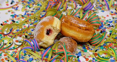 Frittelle ripiene , dolce tipico del carnevale
