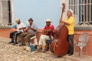 Tipico gruppo di musicisti per le strade dell'Avana