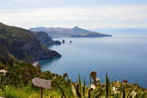 Vista verso il faro dalla sommità di una delle isole Eolie