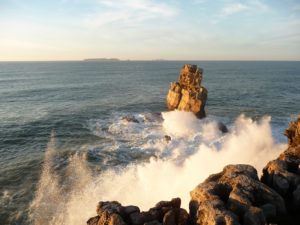 Vista del mare dalle coste di Peniche in Portogallo 