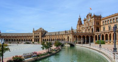 un lato della semicircolare Plaza de España a Siviglia