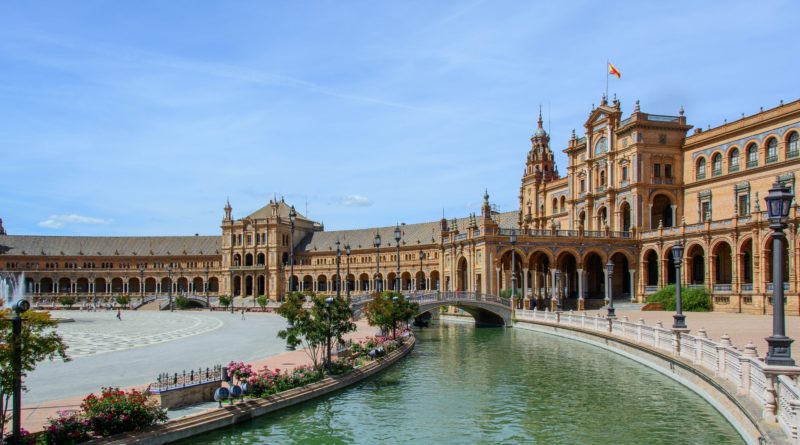 un lato della semicircolare Plaza de España a Siviglia