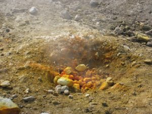 Zona della Solfatara da cui fuoriesce il gas sottostante