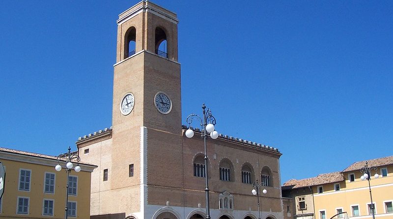 Piazza XX settembre a Fano. Fonte Wikipedia