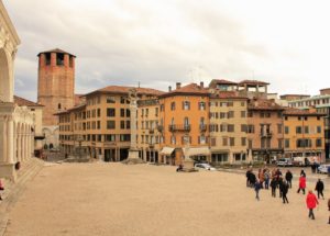 Da Piazza Libertà guardando verso il campanile