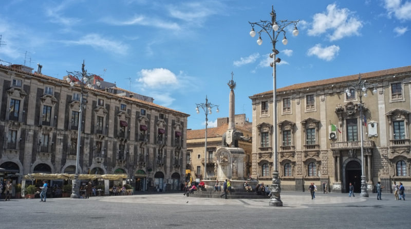 Al centro di Piazza Duomo c'è l'elefante simbolo di Catania