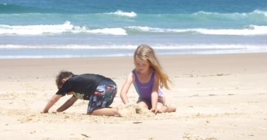 Bambini che giocano sulla spiaggia con la sabbia