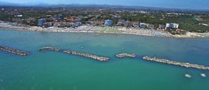 La costa e la spiaggia di San Mauro Mare visto dall'alto. Fonte wikipedia