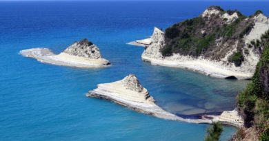 Vista dall'alto di un piccolo tratto delle coste di Corfù