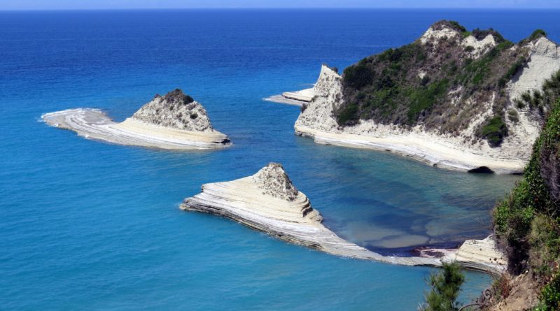 Vista dall'alto di un piccolo tratto delle coste di Corfù