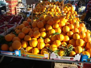 Bancarella in un mercatino popolare a Catania