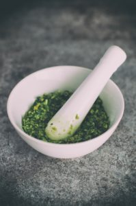 Mortaio lo strumento tradizionalmente usato per la preparazione del pesto