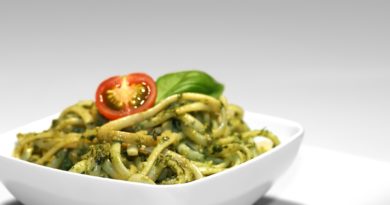 Piatto di pasta condito con pesto alla genovese