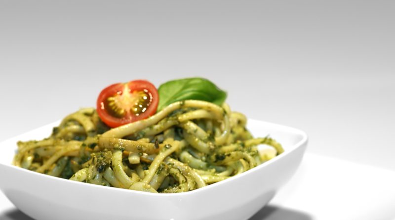 Piatto di pasta condito con pesto alla genovese