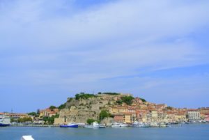 Portoferraio sull'isola d'Elba visto dal mare