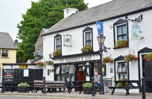 Tipico pub irlandese in una strada di Cork