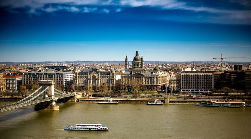 Budapest vista da un lato del fiume Danubio