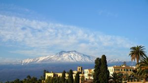 Vista dal basso dell'Etna in Sicilia