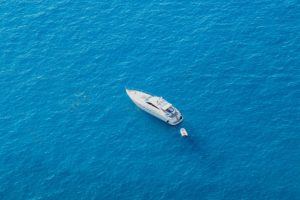 Yacht ormeggiato a largo della Costa Smeralda in Sardegna 