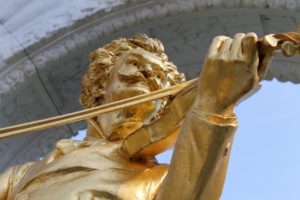 statua dorata di Johann Strauss 