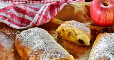 Strudel di mele cosparso di zucchero a velo