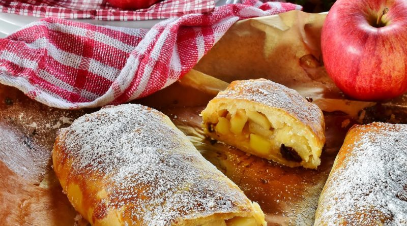 Strudel di mele cosparso di zucchero a velo