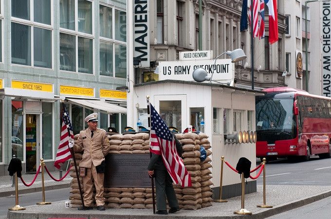 Checkpoint Charlie monumenti di Berlino