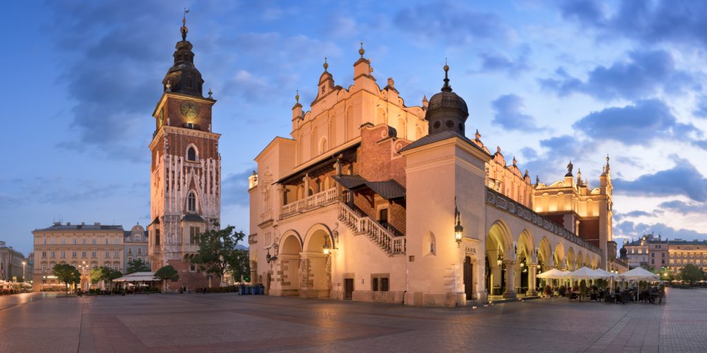 Piazza mercato a Cracovia, Palazzo dei tessuti e Torre municipio