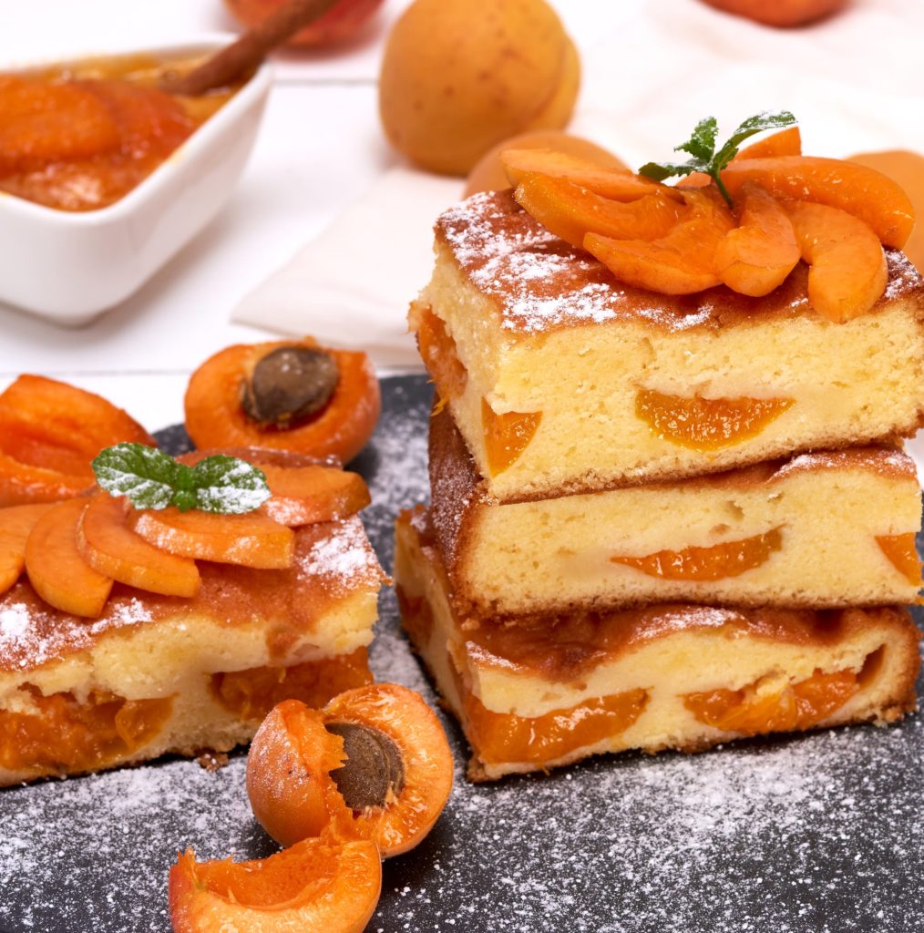 Torta con albicocche nell'impasto