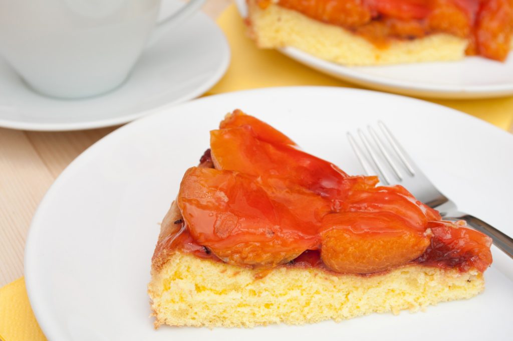 Torta di albicocche fresche o sciroppate