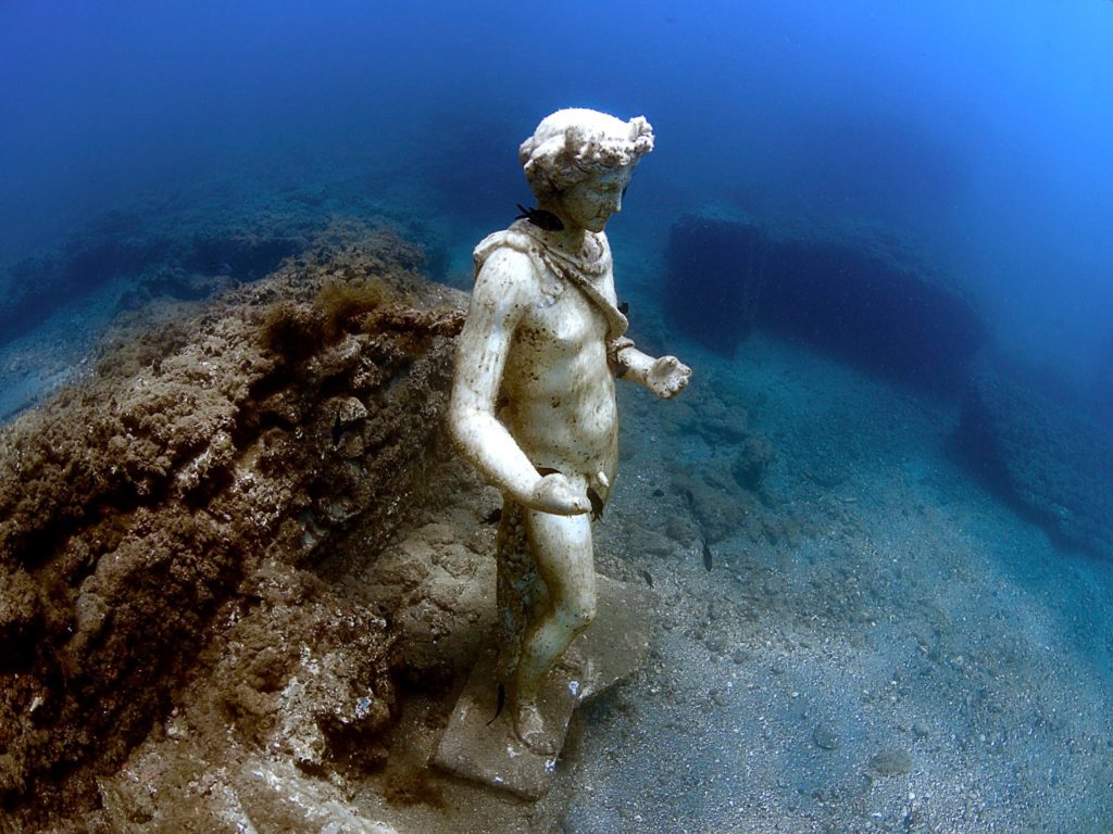 Statua nel Ninfeo Sommerso di Baia