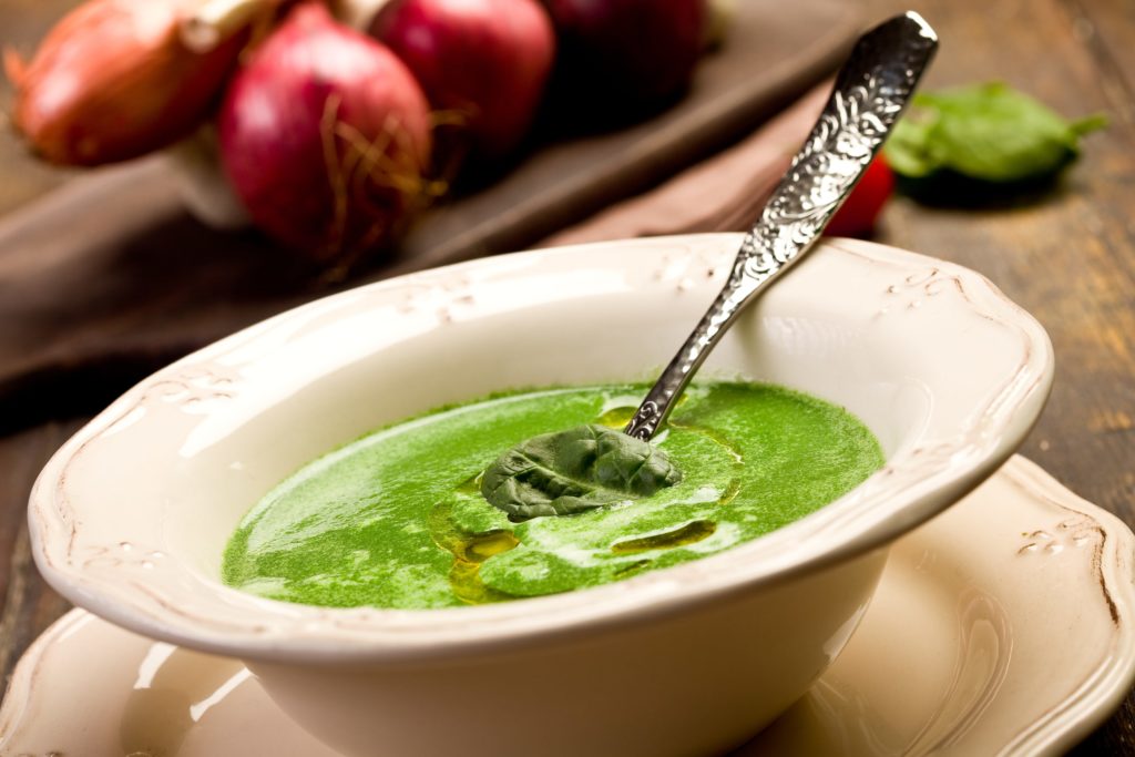 Zuppa detox con spinaci, zucchine e asparagi